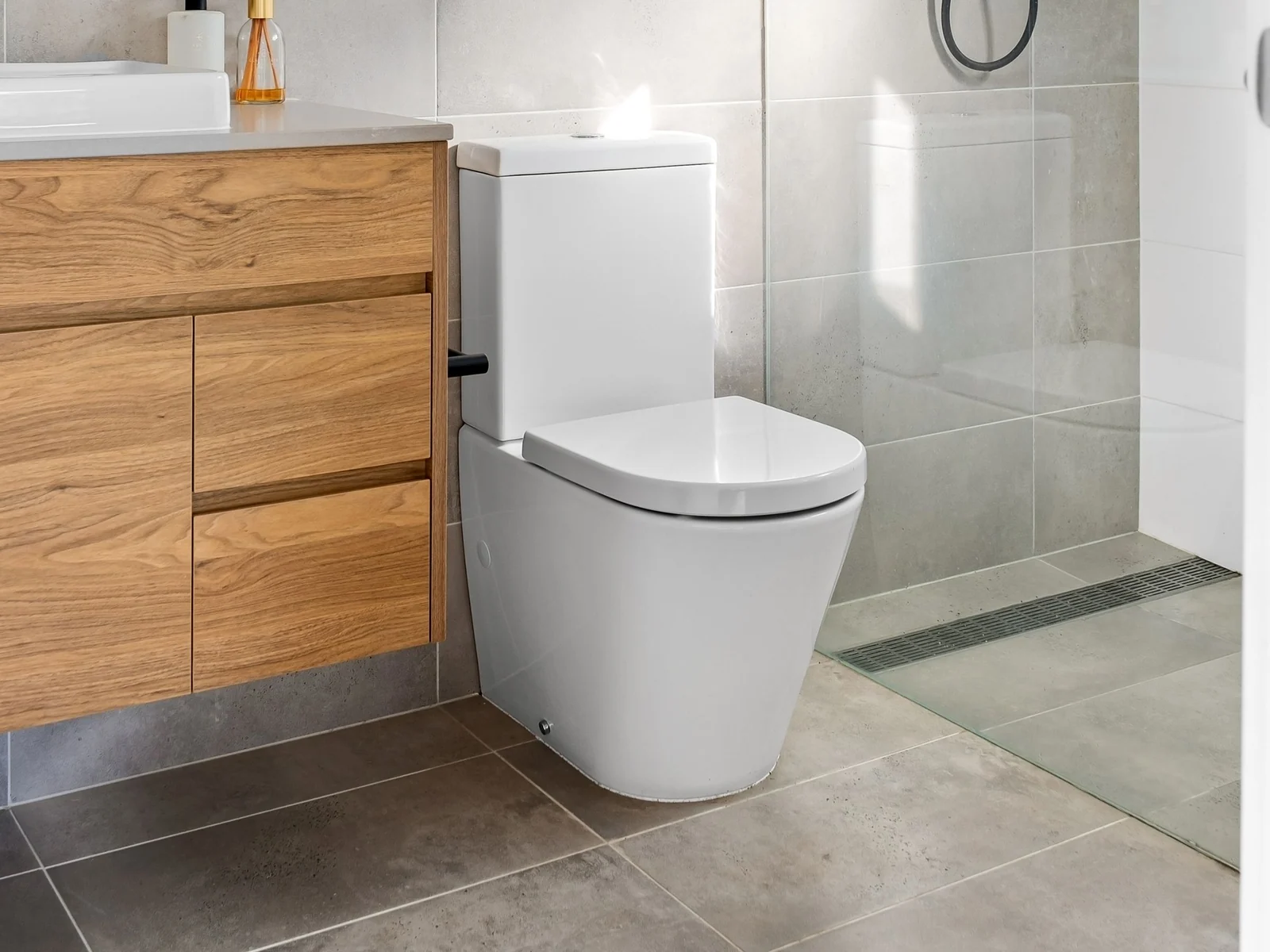 Salle de bain contemporaine avec douche